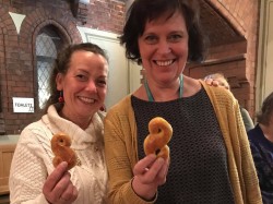 Aase og Karen med resten av kaffegruppa laget nydelige lussekatter til oss! Tusen takk!