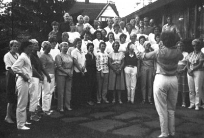 Sommerfest i hagen hos dirigent Tove og John på Lørenskog, 1984.